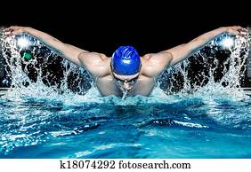 muscular, homem jovem, em, boné azul, em, piscina