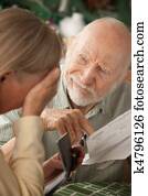 ältere paare, mit, viele, rechnungen