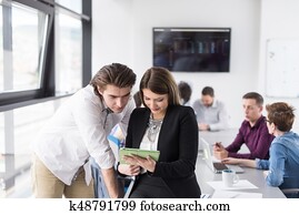 dos, empresarios, trabajando, con, tableta, en, oficina