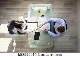 hombre de negocios, sacudarir la mano, con, hembra, solicitante