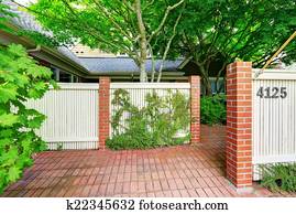 Bringen äußere, balkon, terrasse, mit, mauerstein, floor. Stock Foto