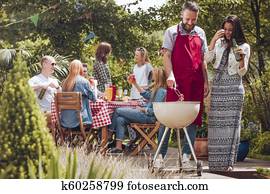 לחייך אישה, לשתות, בירה, בזמן, שלה, ידיד, לצלות, אוכל, במשך, יום הולדת, מפלגה בחוץ