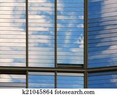 nubes, reflejado adentro, windows, de, moderno, edificio de oficinas