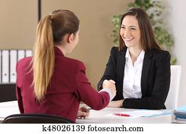 dois, mulheres negócios, handshaking, em, escritório