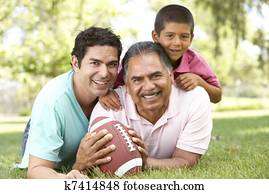 nonno, con, figlio, e, nipote, parco, con, football americano