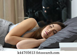 mulher, dormir, com, um, intruso, observar