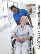 älter, weiblich, patient, in, rollstuhl, &, krankenschwester, in, klinikum