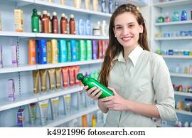 mulher, em, farmácia, comprando, shampoo