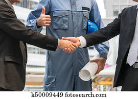 geschäftsmänner, händeschütteln, mit, ingenieur, daumen hoch