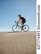 männlich, radfahrer, fahrenden fahrrad, auf, flache, straße