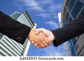 pessoas negócio, apertar mão, contra, céu azul, e, edifício moderno