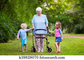 farmor, med, fotgängare, leka, med, två, lurar