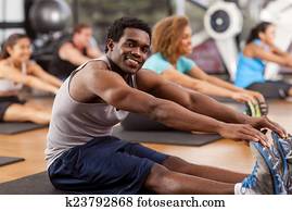 jovem, homem africano-americano, esticar, em, um, ginásio