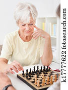 senior koppel, spelend schaakspel