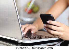 manželka, rukopis, pouití, jeden, bystrý, telefon, a, typing, jeden, počítač na klín, doma