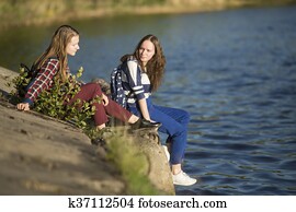 meninas adolescentes, sentando, ligado, um, cais