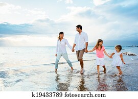 szczęśliwy, młoda rodzina, pieszy, na plaży