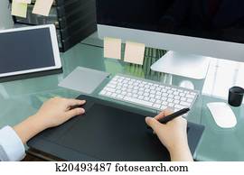 unternehmerin, graphikdesigner, arbeitende, in, büro, gebrauchend, tablette