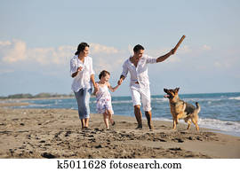 glad familie, leking, med, hund, på, strand
