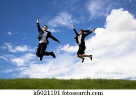 feliz, hombre de negocios, y, mujer de negocios, saltar, en, un, pradera verde