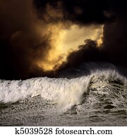 onda grande, em, um, tempestuoso, pôr do sol