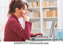 hörfähigkeit gehindert, frau, arbeitende, mit, laptop