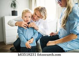 ung, foreldre, bandasjen, deres, toddler, sønn, innside, inn, ei, bedroom.