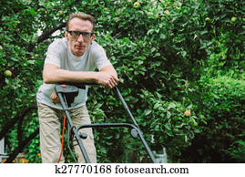 clovek, s, lawn mower