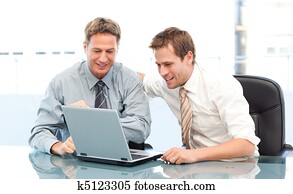 zwei, glücklich, geschäftsmänner, arbeitend zusammen, auf, a, laptop