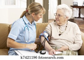 představený eny, ihaving, blood pressure, zaujatý, do, pečovatelka, doma