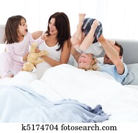 familia feliz, jugar juntos, en la cama