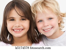 portrait, de, deux, heureux, enfants, dans cuisine