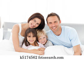 retrato, de, un, familia feliz, sentar cama