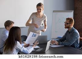 sonriente, hembra, ceo, dar, equipo, informe financiero, con, trabajo, resultado