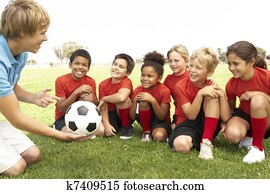 meninos jovens, e, meninas, em, equipe futebol, com, treinador