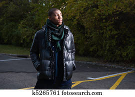 adolescente americano africano, en, invierno