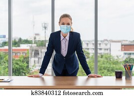 עובד של משרד, עם, מסיכת פנים, בדד, מ, coronavirus, או, covid-19.