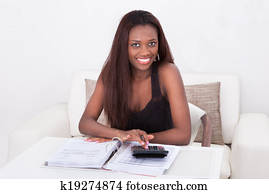 mulher, calculando, finanças, casa