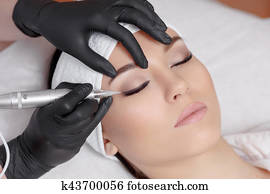 cosmetologist, 做, 永久, 构成, 在, 美麗, salon.