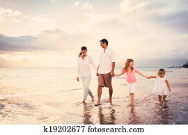 feliz, familia joven, tenga diversión, el caminar en la playa, en, ocaso