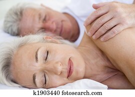 pareja, mentira en cama, juntos, sueño