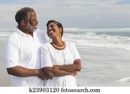 feliz, 3º edad, pares americanos africanos, en, playa