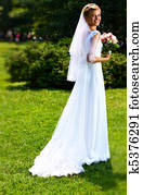 joven, novia, en el estacionamiento