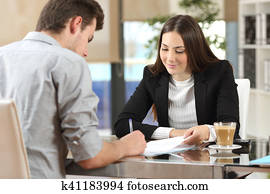 cliente, assinando, um, documento, em, um, escritório