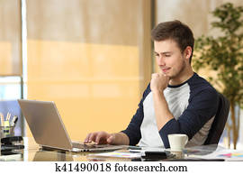 jovem, empresário, trabalhando, online