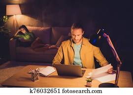 肖像, ......的, 他的, 他, 她, 她, 好, 有吸引力, 可愛, 集中, 集中, 配偶, 工作, 自己, 發展, 人, 去市場的人, 代理, 經紀人, 鍵入, 數据, 夜間, 黑暗, 家房子, 起居室, 公寓