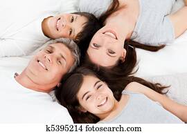 familia, acostado, en, su, cama