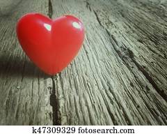 corazón rojo, en, de madera, plano de fondo