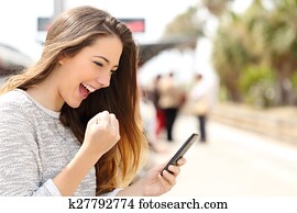 euphoric, kvinna, hålla ögonen på, henne, smart, ringa, in, a, öva station