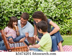 familia, picnicking, en el jardín